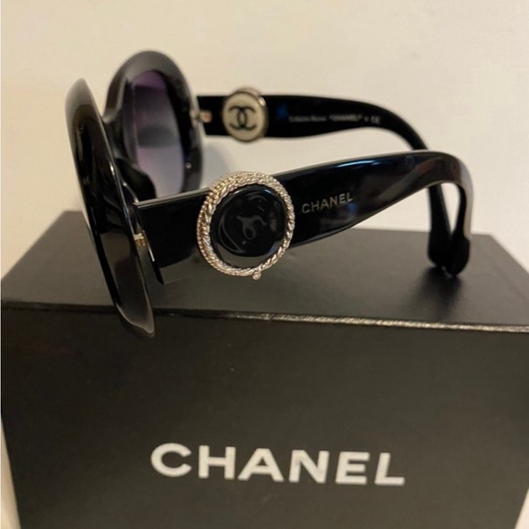 Chanel Black Collection Bouton
5193-b C.501/3c 56 Sunglasses 5"L
× 5"Wx 2"H - Picture 4 of 12